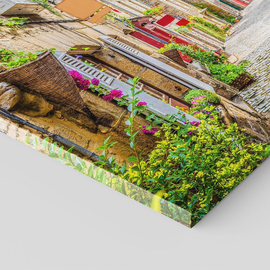 Obraz na płótnie - uliczka, kwiaty, budynki