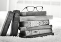 Fototapeta - książki, okulary, stosik