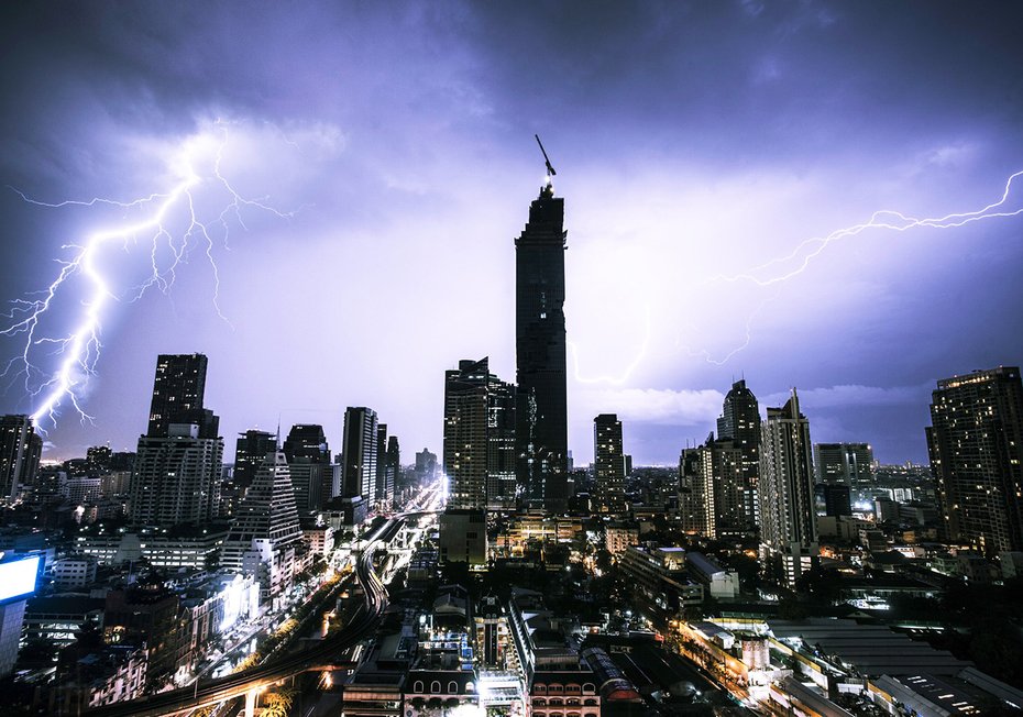 Fototapeta - miasto, burza, noc