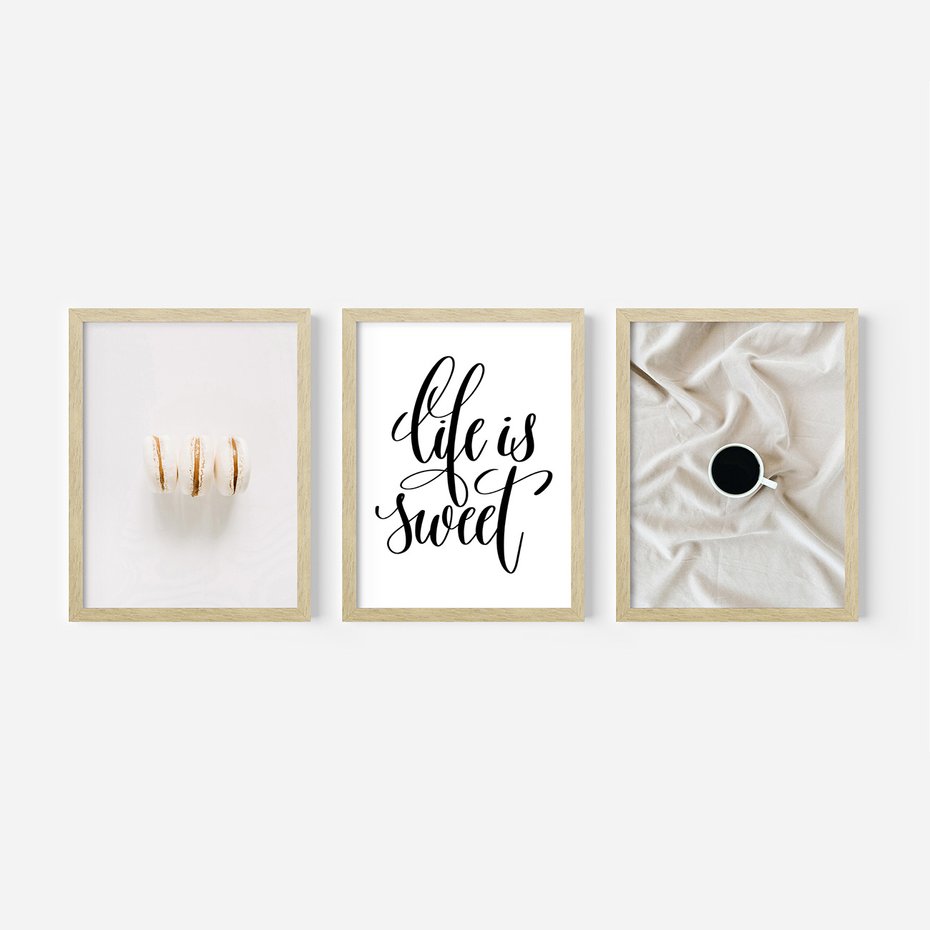 Zestaw obrazy w ramie, plakaty - makaroniki, kawa, napisy - rama drewno