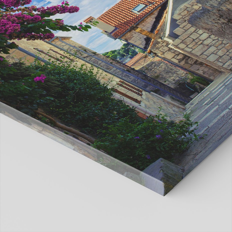 Obraz na płótnie - uliczka, kwiaty, niebo