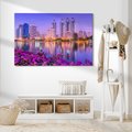 Obraz na płótnie - miasto, kwiaty, odbicie