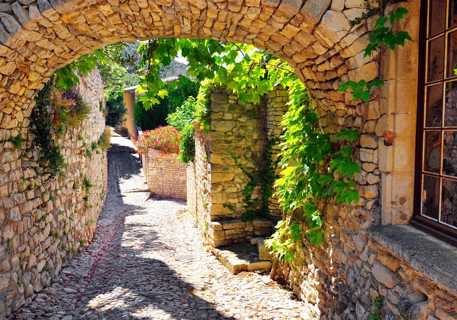 Fototapeta - uliczka, kamień, kwiaty