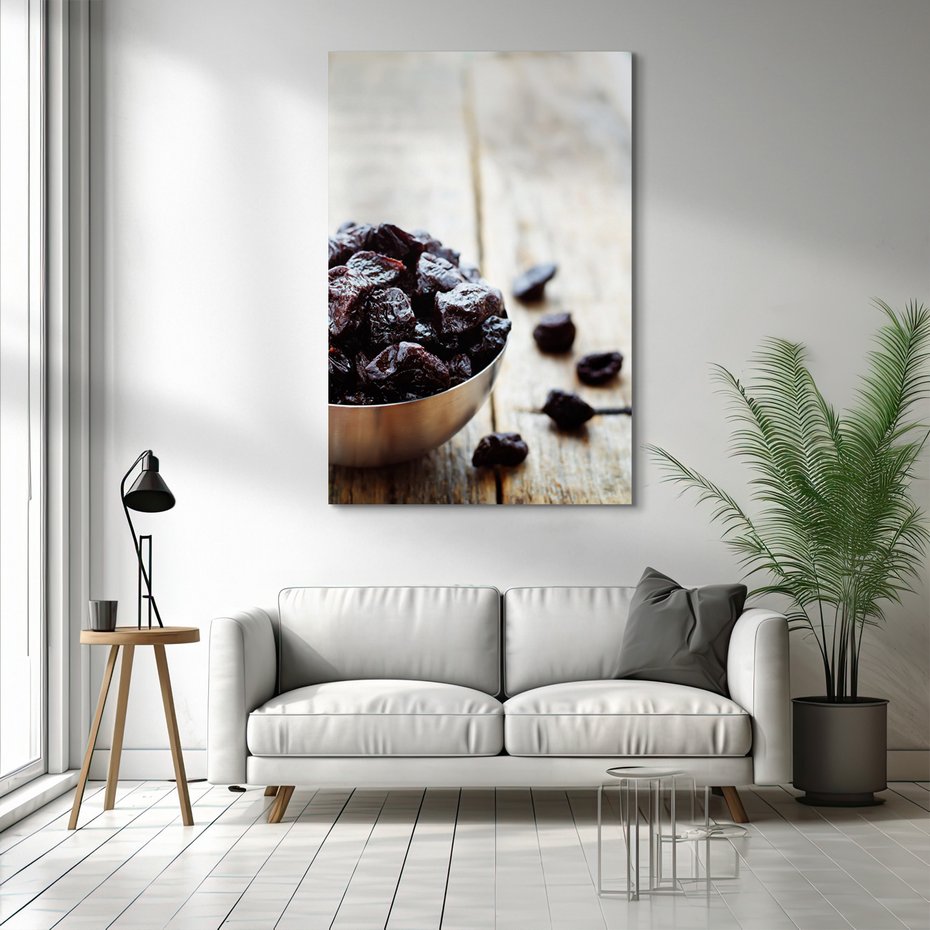 Obraz na płótnie - śliwki suszone, miska, drewno